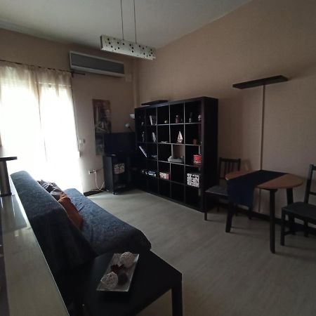 Modern Apartment, 5΄ Walk From Central Metro Station เอเธนส์ ภายนอก รูปภาพ
