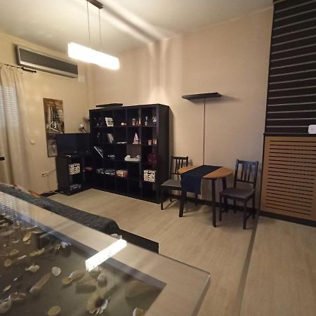 Modern Apartment, 5΄ Walk From Central Metro Station เอเธนส์ ภายนอก รูปภาพ