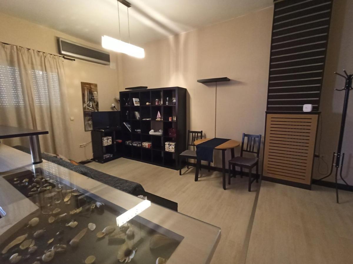 Modern Apartment, 5΄ Walk From Central Metro Station เอเธนส์ ภายนอก รูปภาพ