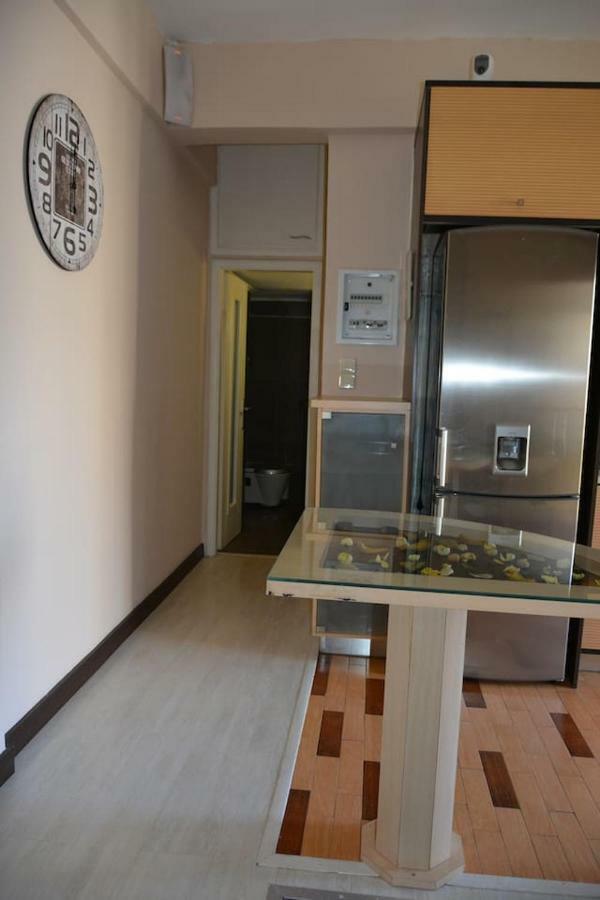 Modern Apartment, 5΄ Walk From Central Metro Station เอเธนส์ ภายนอก รูปภาพ
