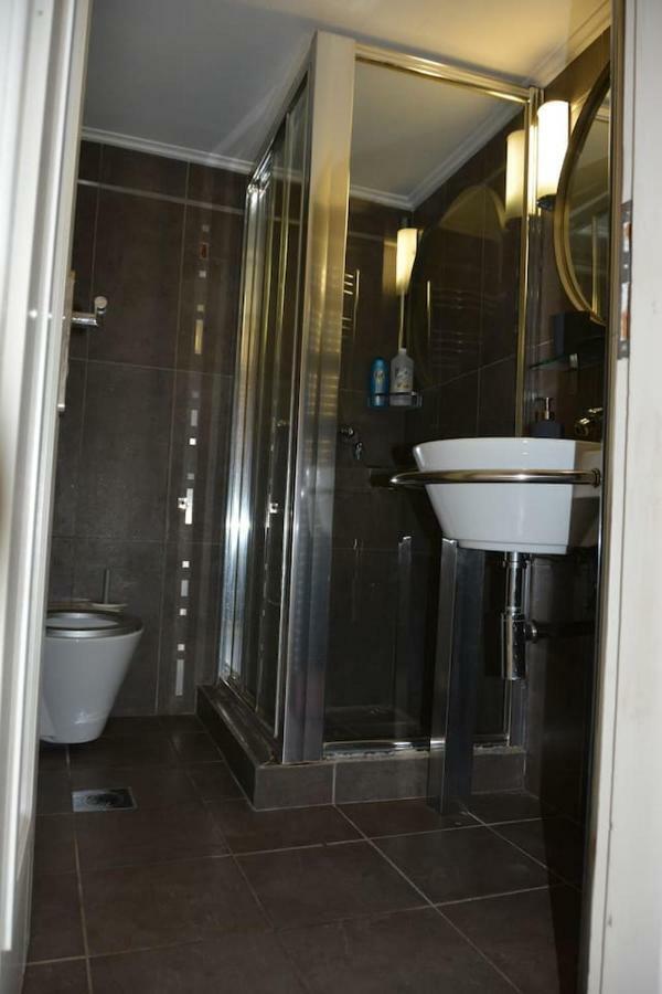 Modern Apartment, 5΄ Walk From Central Metro Station เอเธนส์ ภายนอก รูปภาพ