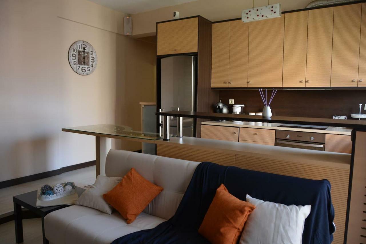 Modern Apartment, 5΄ Walk From Central Metro Station เอเธนส์ ภายนอก รูปภาพ