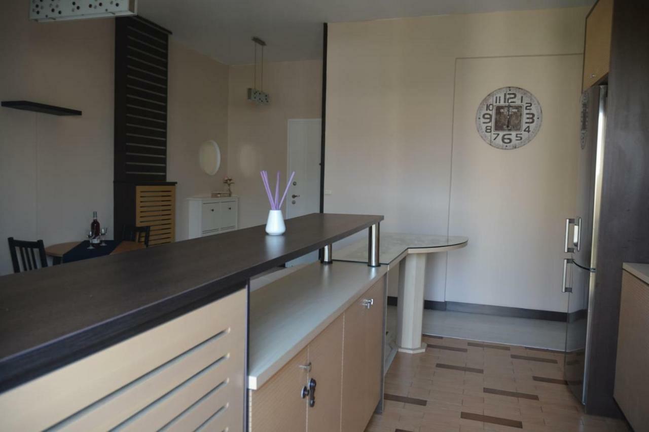 Modern Apartment, 5΄ Walk From Central Metro Station เอเธนส์ ภายนอก รูปภาพ