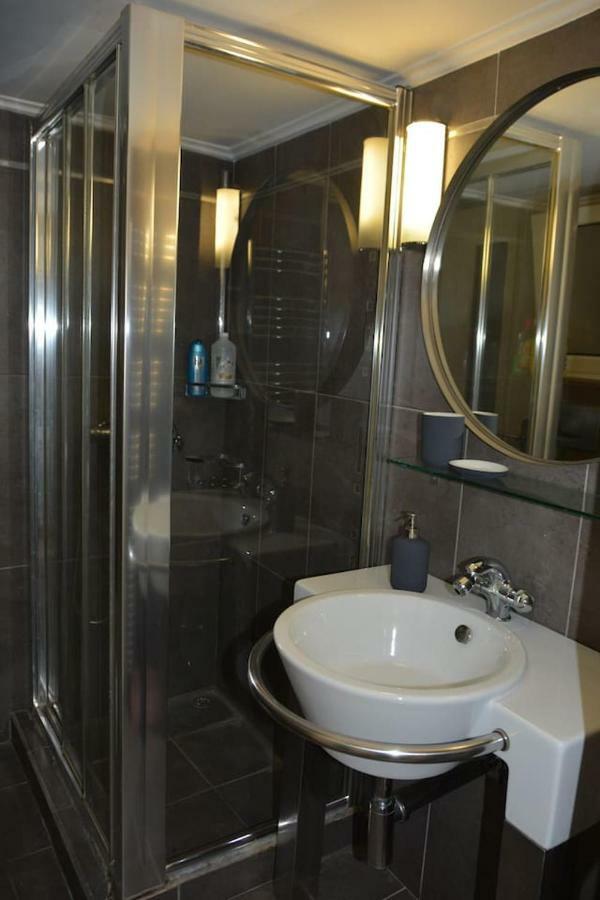 Modern Apartment, 5΄ Walk From Central Metro Station เอเธนส์ ภายนอก รูปภาพ