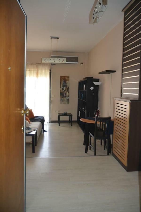 Modern Apartment, 5΄ Walk From Central Metro Station เอเธนส์ ภายนอก รูปภาพ